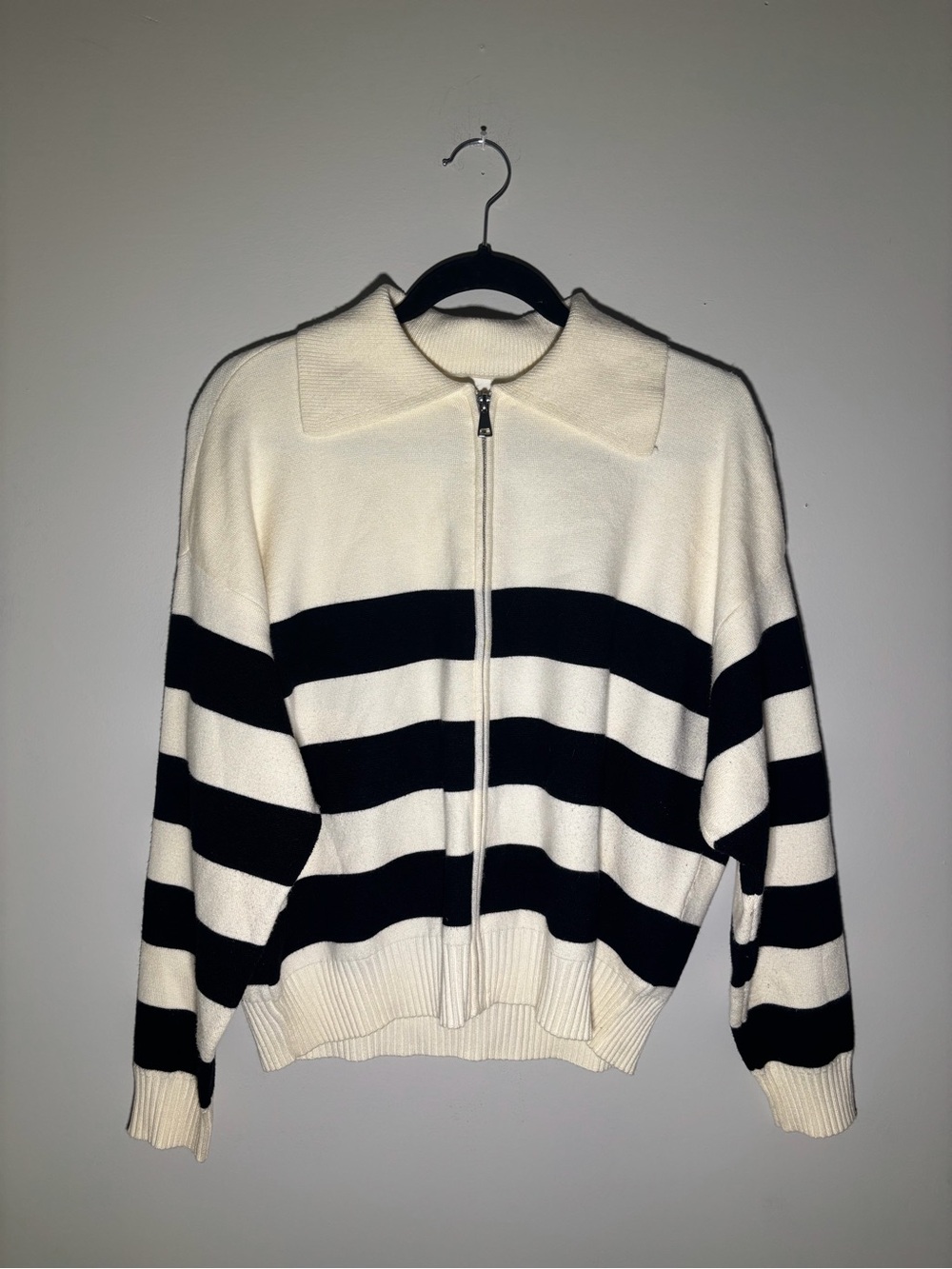 Cyrus Black & White Striped Quarter Zip Sweater Size Small